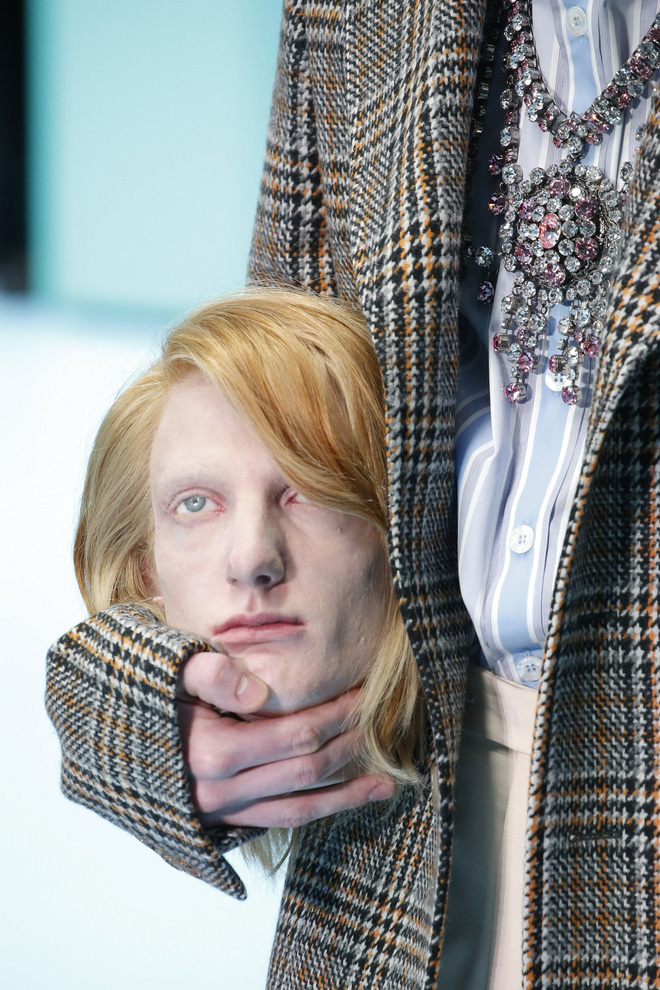 Show mới của Gucci dị quên lối về: Người mẫu ôm... thủ cấp để catwalk, kẻ lại vác nguyên con rồng